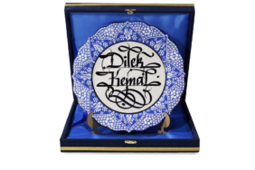 Kişiye Özel El Dekoru Çini Tabak – Kadife Kutulu