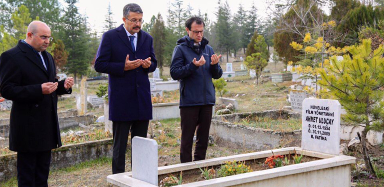 Vali Ali Çelik, Türk sinemasının bilge yönetmeni Ahmet Uluçay’ı mezarı başında andı