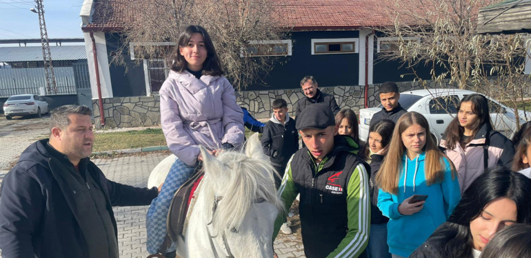 Polis ve öğrenciler atlı spor tesisinde buluştu