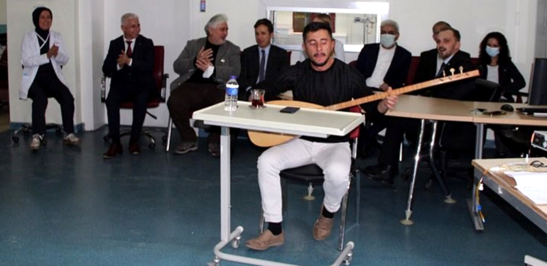 Kemoterapi hastalarına müzikle moral verdiler