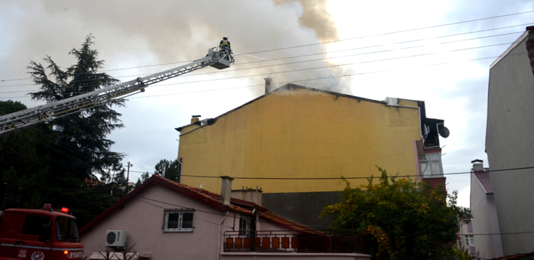 Gediz’de apartmanın çatı katında çıkan yangın hasara neden oldu