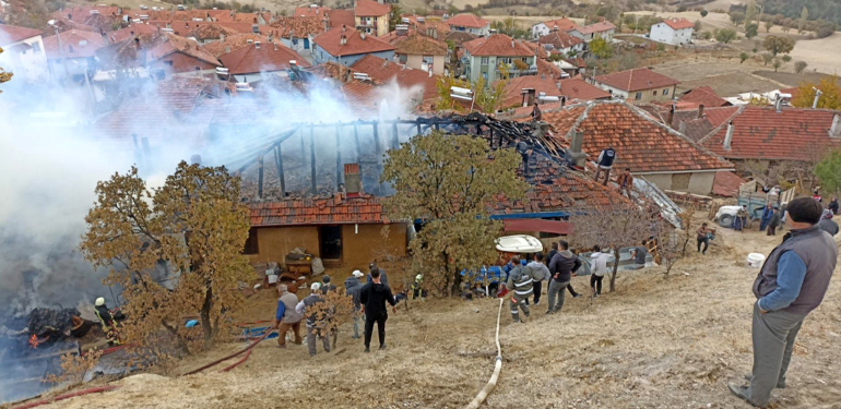 Kütahya’da yangında iki ev ile odunluk kullanılamaz hale geldi
