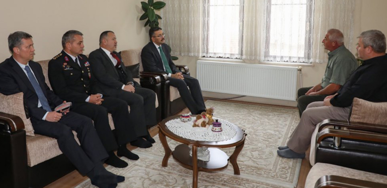 Kütahya Valisi Ali Çelik, ayı saldırısında ölen kadının ailesine taziye ziyaretinde bulundu