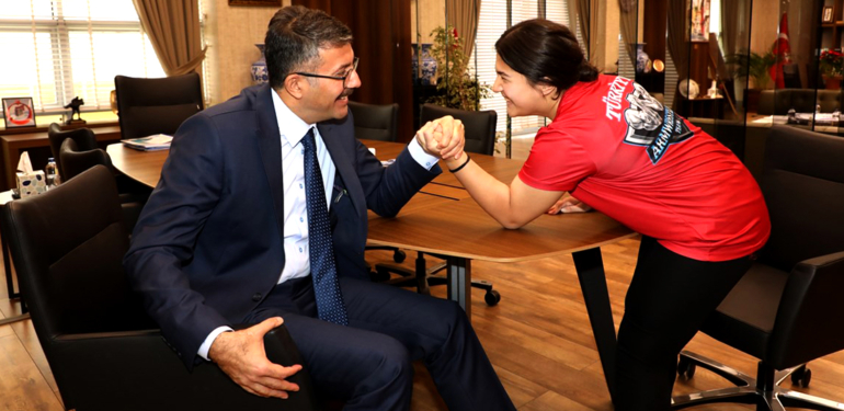 Vali Ali Çelik, millî sporcu Rümeysa Sam’la bilek güreşi yaptı