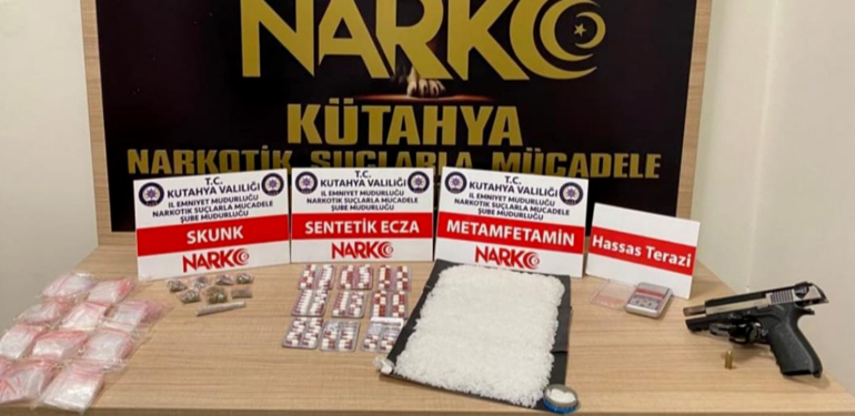 Kütahya girişinde durdurulan araçta 883 gram metamfetamin ele geçirildi