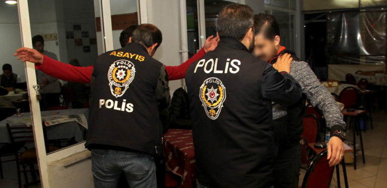 Polis, Kütahya’da aranan 3 kişiyi yakaladı