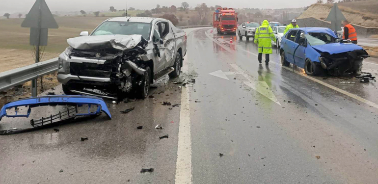 Kütahya’da Orman Bölge Müdürlüğü personelinin bulunduğu araç kaza yaptı: 4 yaralı