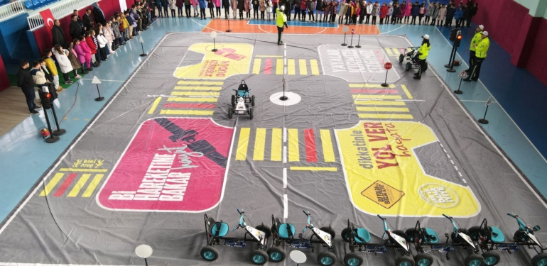 Altıntaş’ta öğretmen ve öğrencilere trafik eğitimi verildi