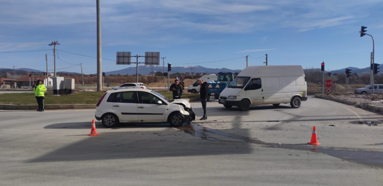 Gediz’de minibüs ile otomobil çarpıştı: 2 yaralı