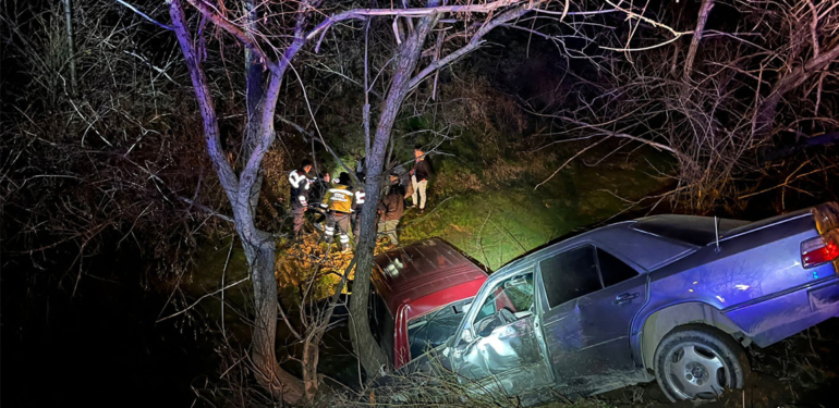 Gediz’de iki otomobil çarpıştı: 1 yaralı