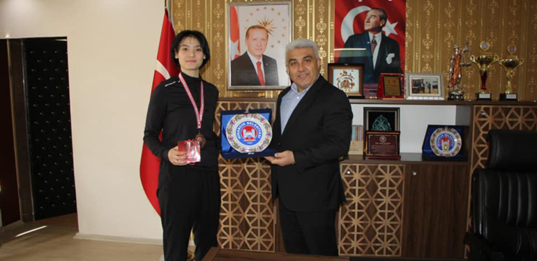 Hisarcık Belediye Başkanı Çalışkan, başarılı sporcuya ödül verdi
