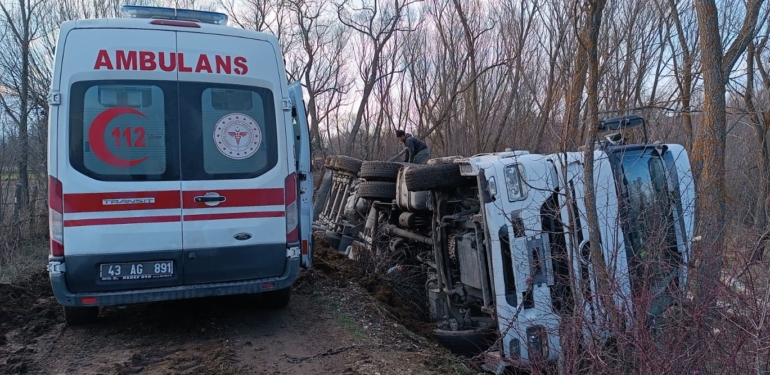 Çavdarhisar’da devrilen tomruk yüklü kamyonun sürücüsü yaralandı