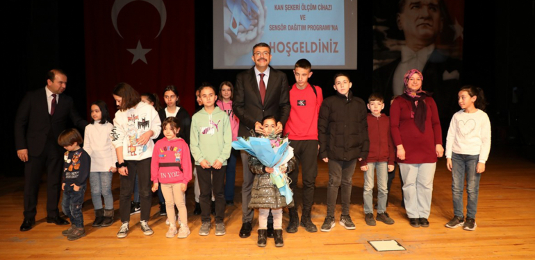 Kütahya’da 81 çocuğa şeker ölçüm cihazı dağıtıldı