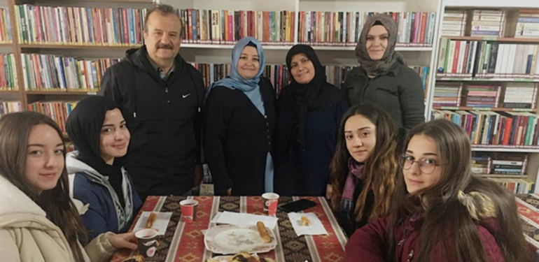 Kütahya’da lise öğrencilerinden emekli kütüphaneci Zeki Aktürk’e vefa ziyareti