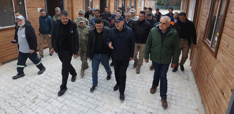 Vali Ali Çelik ve Bakan Hulusi Akar incelemelerde bulundu