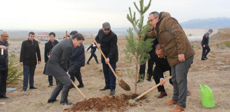Kütahya cezaevinde ‘Adalet Ormanı’ için fidanlar dikildi