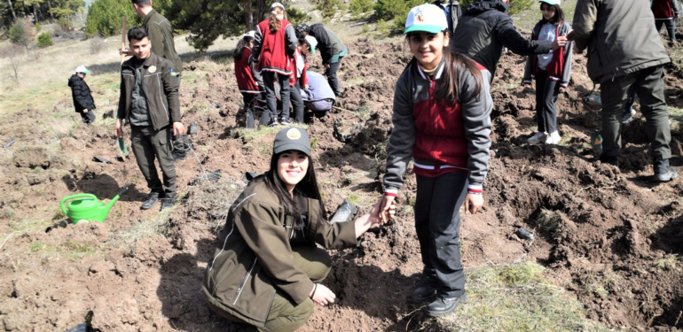 Domaniç’te fidanlar toprakla buluştu