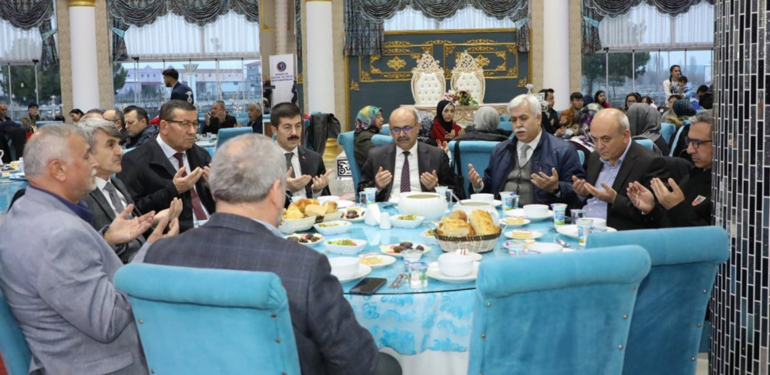 Kütahya’da ilk iftar depremzedelerle yapıldı