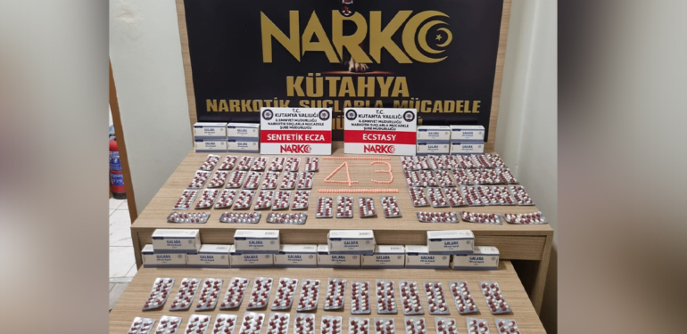 Aracında yüzlerce uyuşturucu hap bulunan zanlı yakalandı