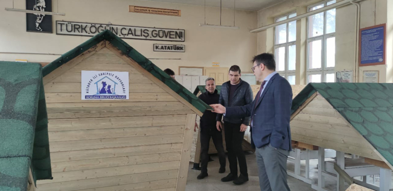 Kütahya’da öğrenciler bu kez sahipsiz hayvanlar için kolları sıvadı