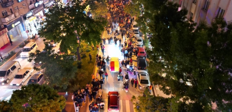 Hem şampiyonluğu hem derbiyi kutladılar