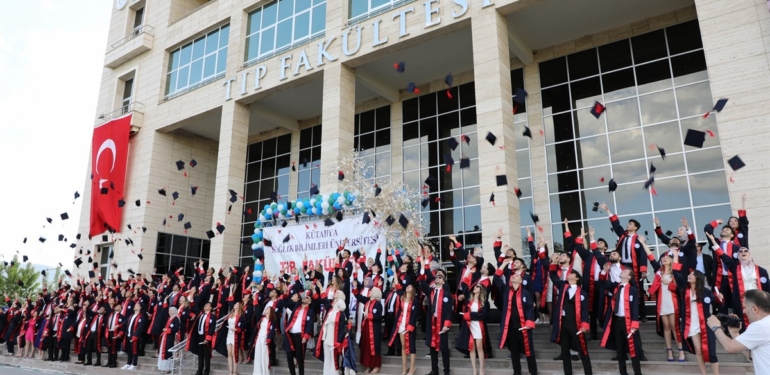 Kütahya’da 104 yeni doktor adayı mezun oldu