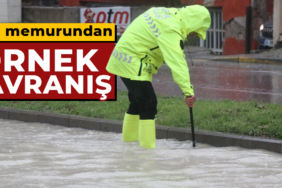 Kütahya'da polis memuru tıkanan rögarı açmaya çalıştı