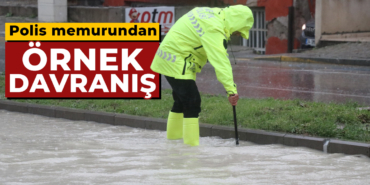 Kütahya'da polis memuru tıkanan rögarı açmaya çalıştı