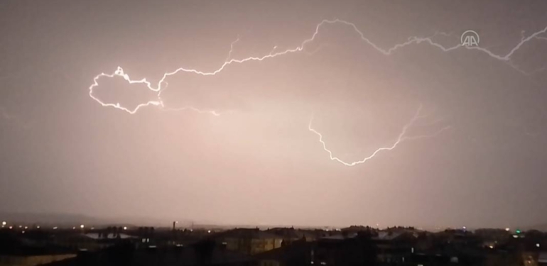 Kütahya’da şimşekler geceyi aydınlattı