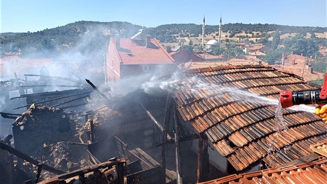 Tavşanlı’da 3 ev kullanılamaz hale geldi