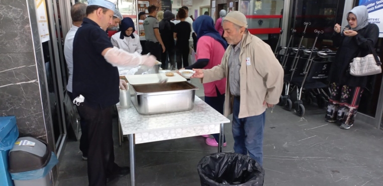 Anadolu Hastanesi’nden aşure ikramı