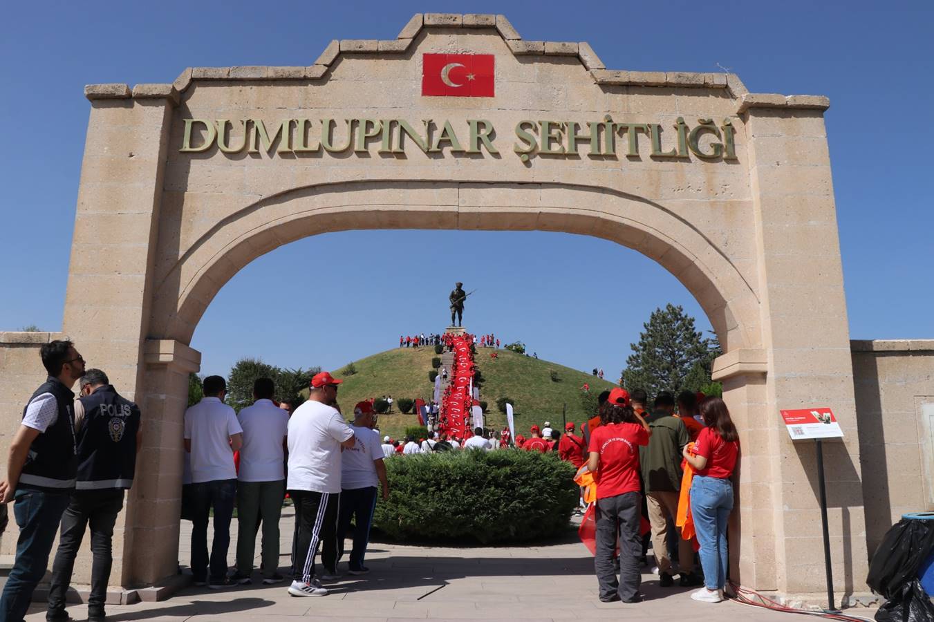 Türkiye'nin dört bir yanından Dumlupınar Şehitliğine yoğun ilgi