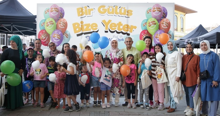 Kütahya Zafer Meydanı’nda ‘Bir Gülüş Bize Yeter’ şenliği
