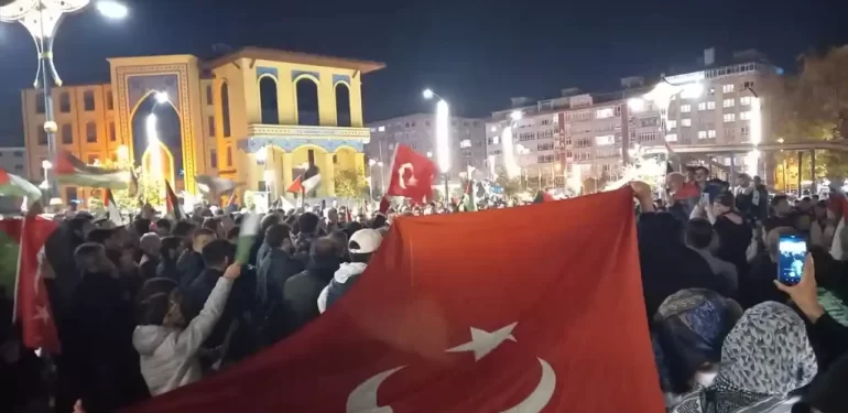 Kütahya’da İsrail hastane saldırısını protesto etti