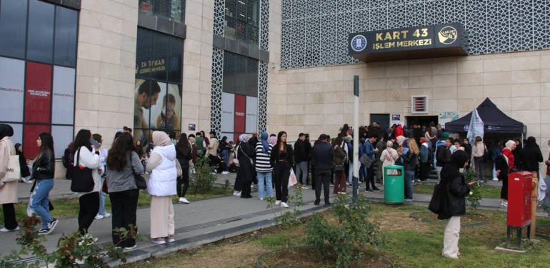 Kütahya’da öğrenciler, kart işlemleri için uzun kuyruklar oluşturdu