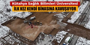 Merkezi derslik hakkında bilgiler veren Tekin, şöyle devam etti: “Bina çok nitelikli olacak. 4 bin 700 metrekare zemin alanına oturan 11 bin metrekare kapalı alana sahip. 26 farklı derslikte aynı anda üç bine yakın öğrencimiz ders görebilecek. Dört farklı mekanda da 630 öğrencimiz bilgisayar eğitimi alabilecek. Bilgisayar ortamda sınavlarını yapabilecek. Germiyan kampüsü bizim nihayette üniversitemizin tek kampüsü olacak. Bu bölünmüş yapıdan kurtulmuş olacağız.” Üniversiteye 450 bin m2 alan tahsis edildiğini belirten Tekin, yatırım maliyetinin 300 milyon lira değerinde olduğunu dile getirdi.