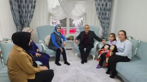Belediye Başkanı Alim Işık ve Eşi Şehit Ailelerini Ziyaret Ediyor
