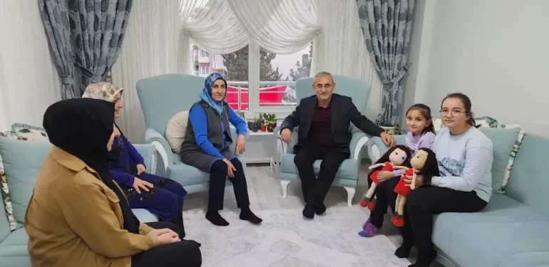 Belediye Başkanı Alim Işık ve Eşi Şehit Ailelerini Ziyaret Ediyor