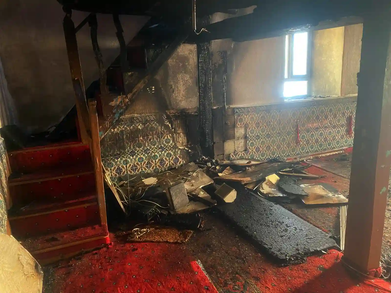 Kütahya'nın Aslanapa ilçesinde, ahşap bir camide meydana gelen yangın, itfaiye ve jandarma ekiplerinin müdahalesiyle kontrol altına alındı.