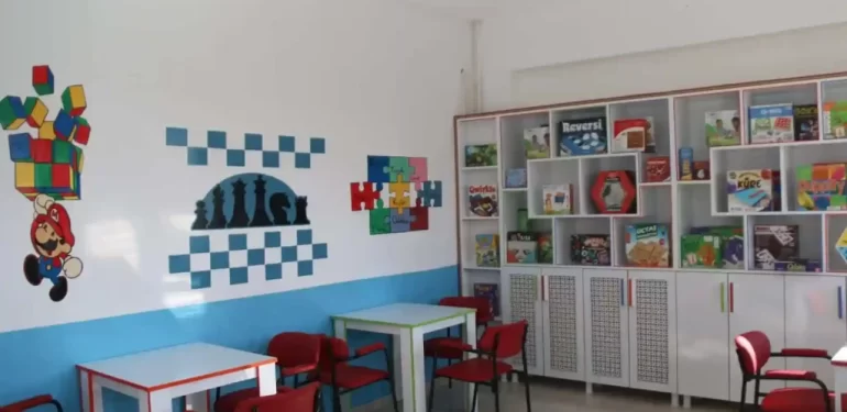 Kütahya’da emekli öğretmen öğrencilere bağış yaptı