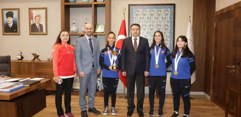 Kütahya Valisi Sporcuları Onurlandırdı