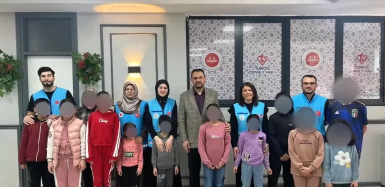 Kütahya’da Yetimlere Bayramlık Hediye Kartları Dağıtıldı