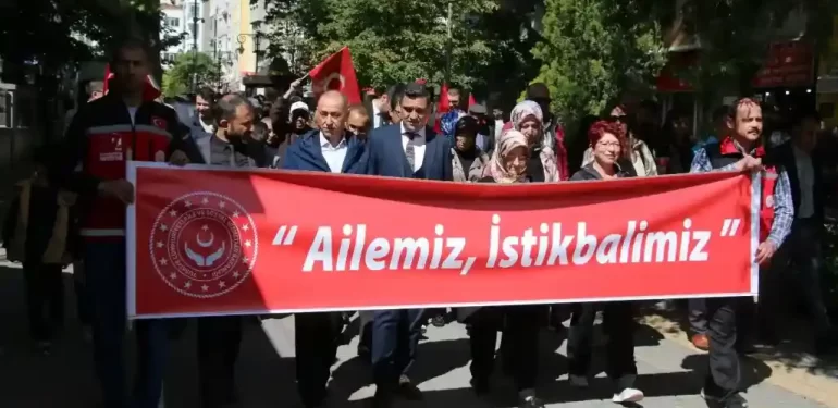 Kütahya’da aileler farkındalık için yürüdü 