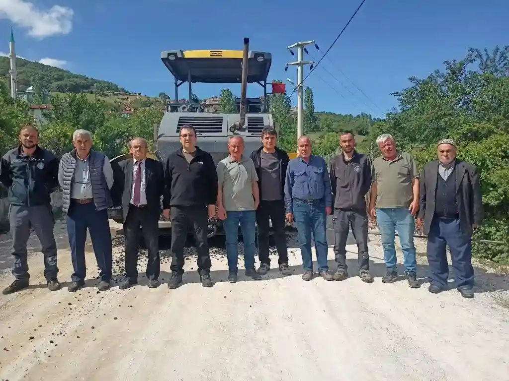 Kütahyada köy yollarında sıcak asfalt çalışmaları sürüyor