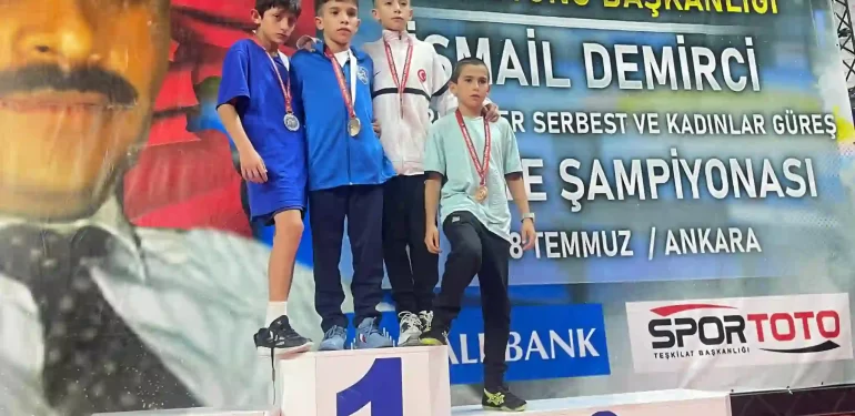 Kütahyalı güreşçi Türkiye üçüncüsü