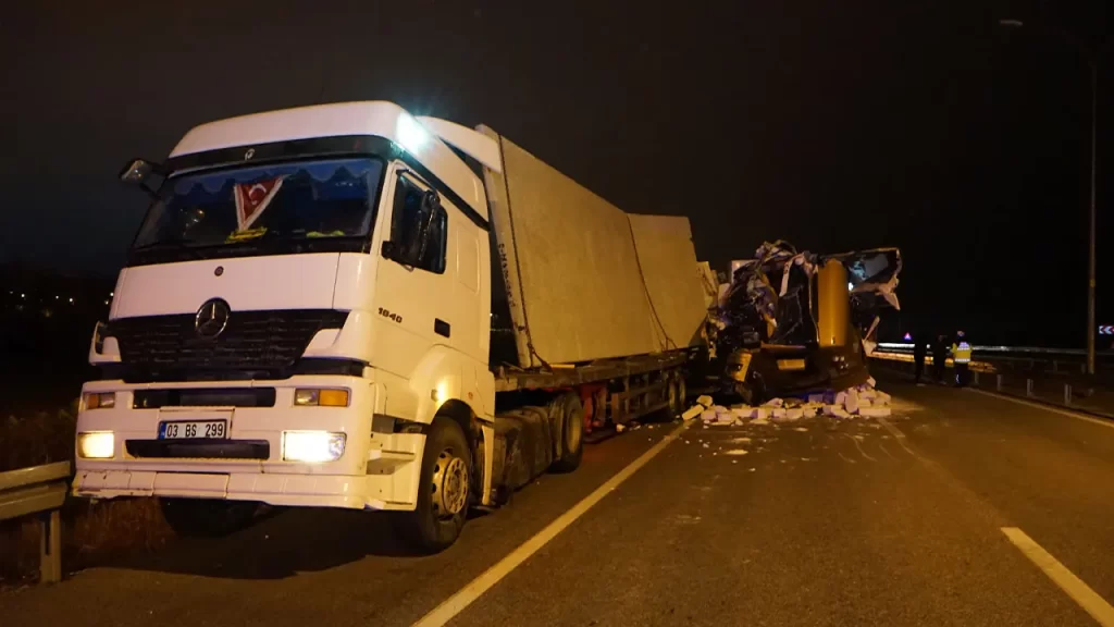 Kütahya’da tır kazasında yaralanan sürücü hayatını kaybetti