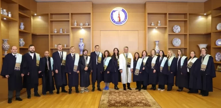 Kütahya DPÜ’de profesör unvanı alan akademisyenler cübbe giydi