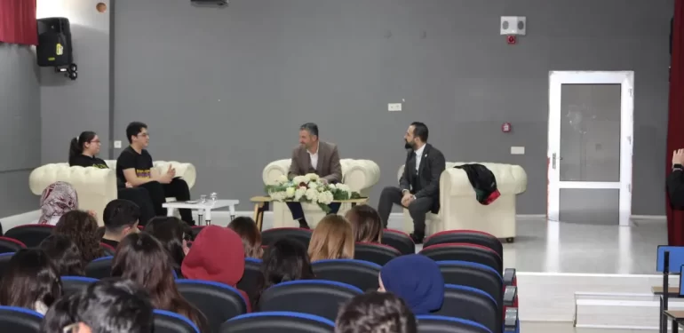 Kütahya’da öğrenciler, başkanlarla meslek seçimlerini konuştu