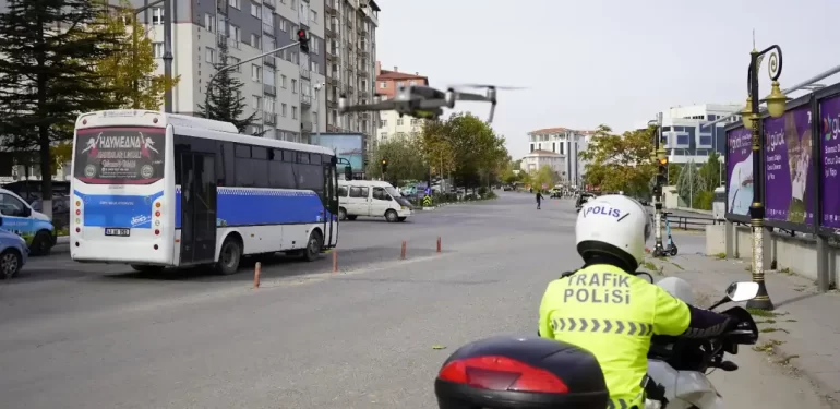 Kütahya’da trafik denetiminde kural ihlali tespit edilen sürücülere ceza kesildi