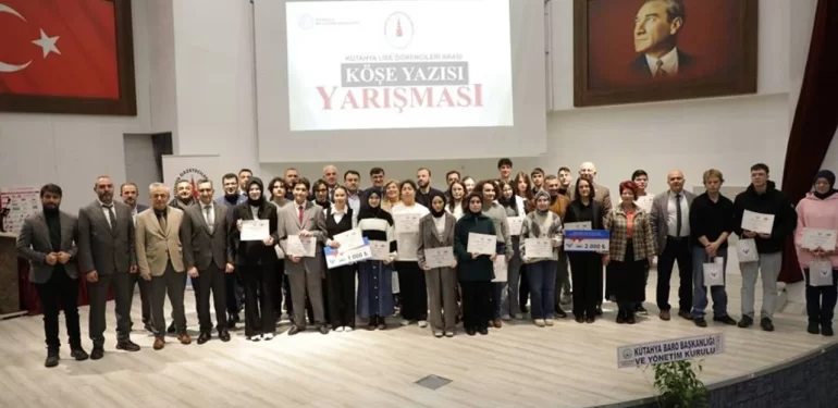Kütahya’da geleceğin köşe yazarları ödüllendirildi